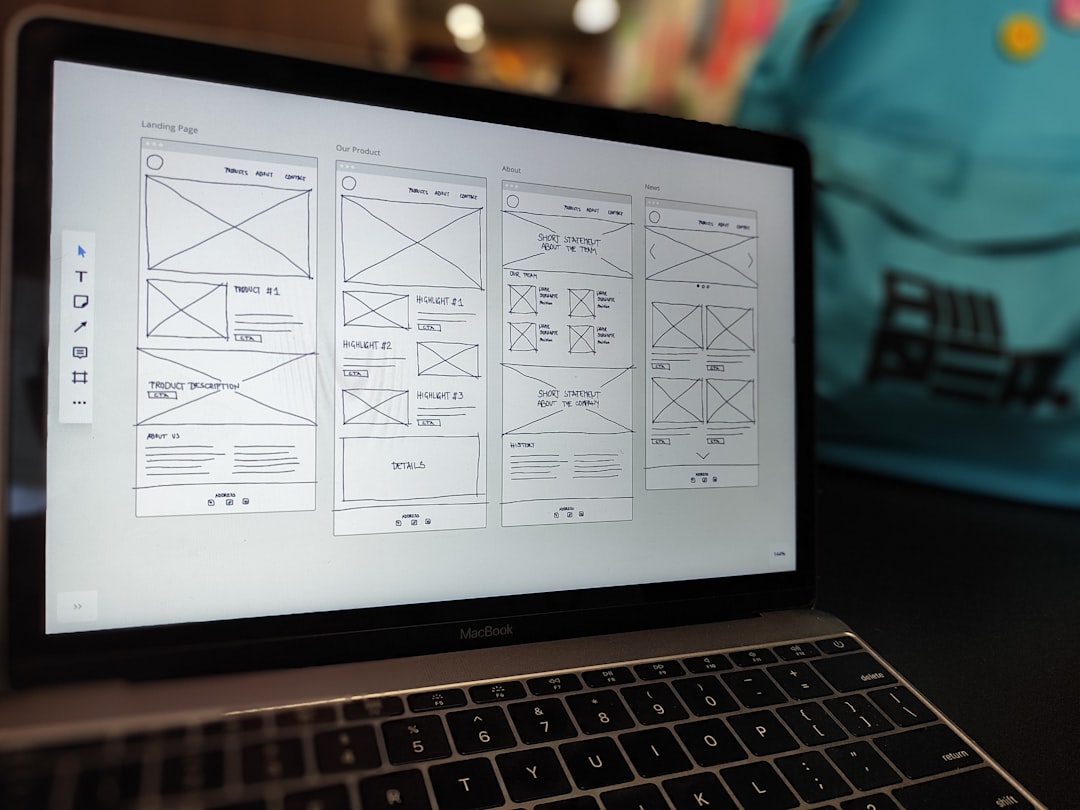 Une maquette de site web affichée sur l’écran d’un MacBook posé sur un bureau de travail.
