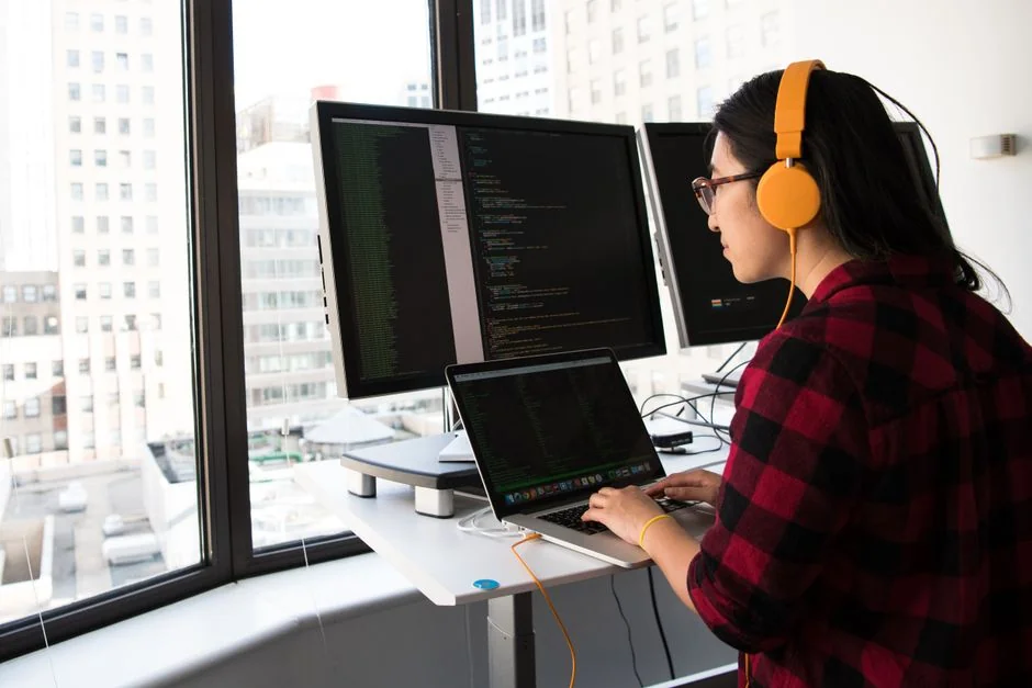 This photo is taken by Lubos Volkov for UX Store while giving a tips on how to become better designer.

After your reach certain skill level is it harder and harder to get any better … In order to progress you need to constantly push yourself to the limits and learn new things … Photo: https://www.instagram.com/lubosvolkov/ For: https://uxstore.com