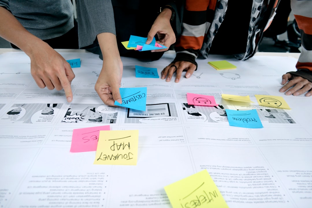 User Journey Map, aussi appelé Customer Journey Map, désigne également une visualisation du parcours qu’une personne suit pour atteindre un objectif, en représentant l’utilisation d’un produit ou d’un service par un utilisateur ou un client. Dans sa forme la plus simple, la cartographie du parcours commence par l’assemblage d’une suite d’actions utilisateur dans une chronologie. Ensuite, on enrichit cette ligne de temps avec les pensées et les émotions de l’utilisateur afin de construire un récit. Ce récit est ensuite condensé et affiné, pour aboutir finalement à une visualisation.